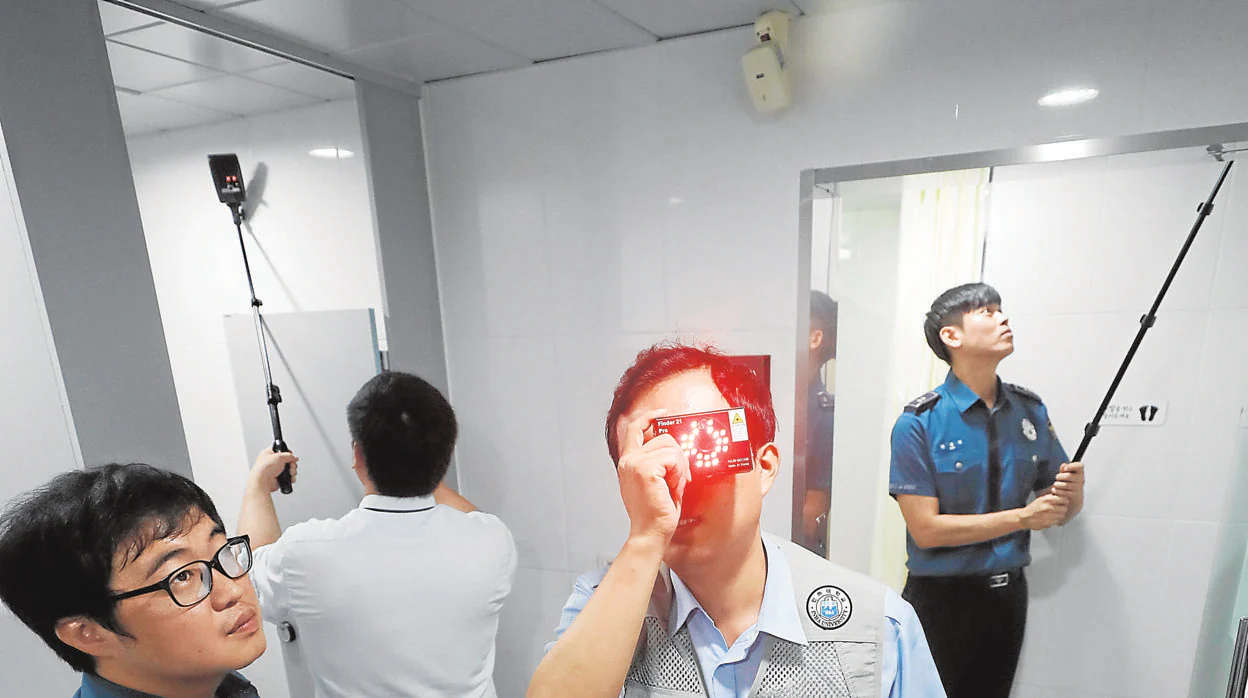 Funcionarios inspeccionan los baños públicos en busca de cámaras