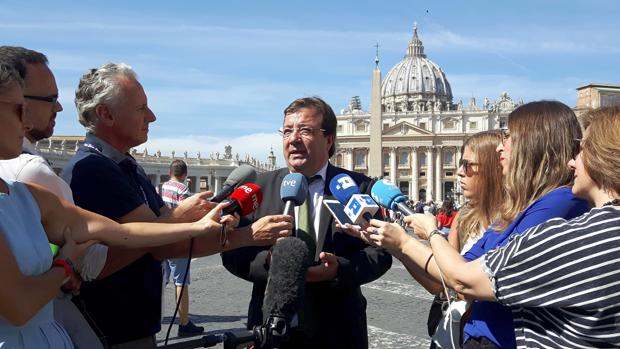 Fernández Vara pide al Papa Francisco que Guadalupe dependa de Extremadura y no de Toledo