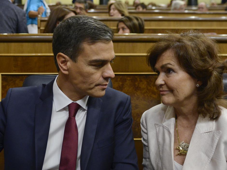 La vicepresidenta del Gobierno y ministra de Igualdad, Carmen Calvo, a la derecha, con el presidente del Gobierno, Pedro Sánchez