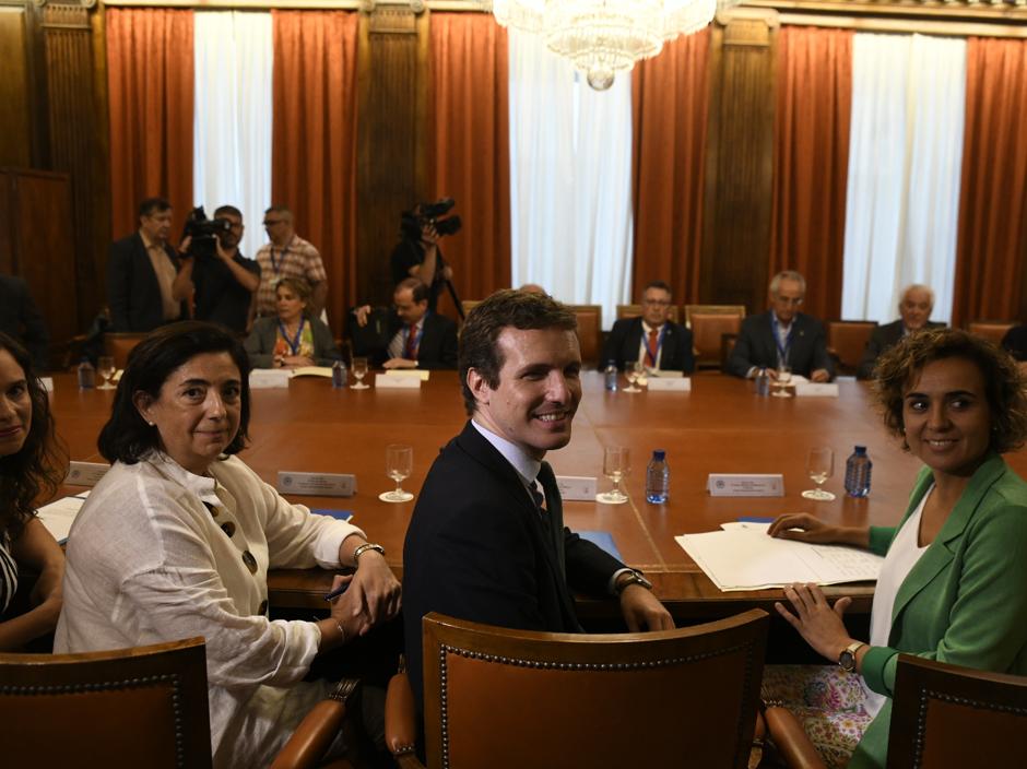 El presidente del PP, Pablo Casado, entre la portavoz del grupo popular, Dolors Montserrat, derecha, y la de Educación, Sandra Moneo, reunido con el sector educativo