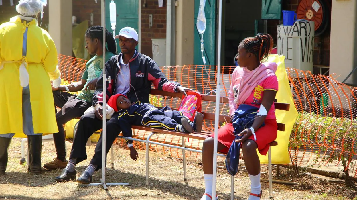 Pacientes que podrían estar enfermos de cólera esperan para recibir tratamiento médico en un hospital de campaña en Harare (Zimbabue)