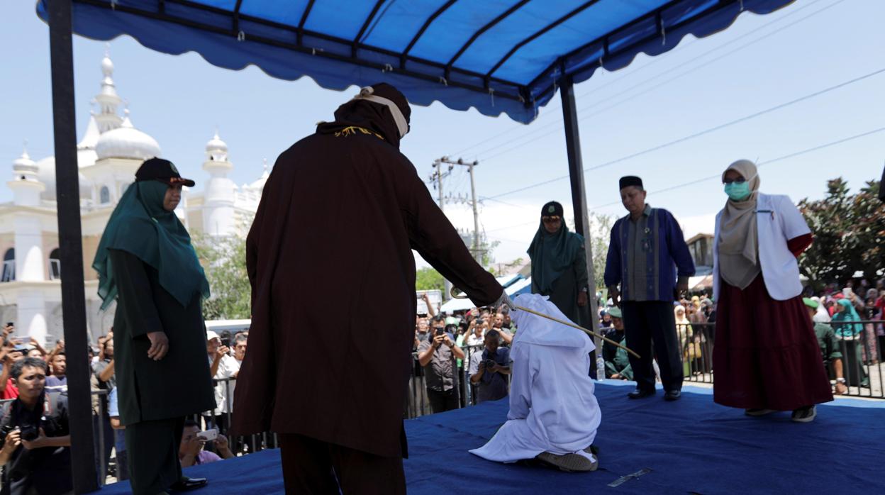 Una mujer es azotada en público acusada de adulterio en Banda Aceh