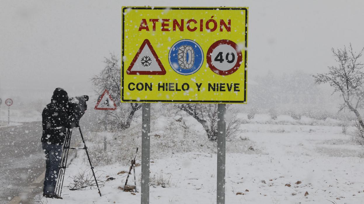 Un cámara graba un paisaje nevado cerca de la localidad de Utiel durante la borrasca Emma