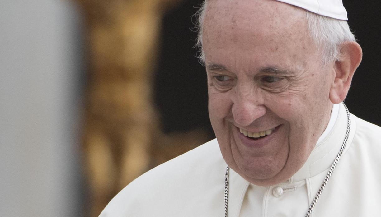 El Papa Francisco sonríe durante su tradicional audiencia general celebrada en la Plaza de San Pedro del Vaticano, en la Ciudad del Vaticano