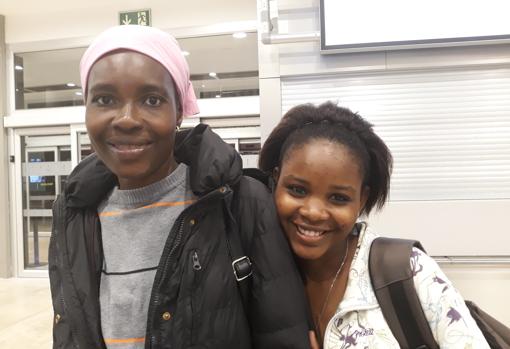 Alizeta (i) y Nemata (d) en el aeropuerto de vuelta a Burkina Faso