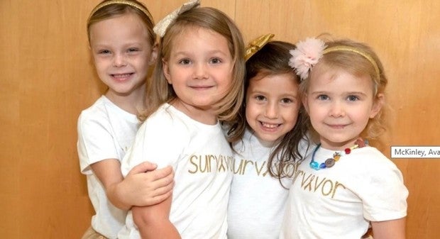 Se tomaron una foto como bebés que tenían cáncer, y ahora ya curadas: la historia que te enternecerá