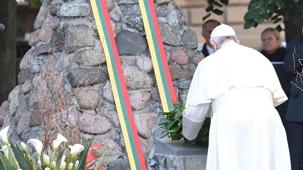 El Papa revive el horror de la Gestapo y el KGB en el Museo de la Ocupación de Vilnius