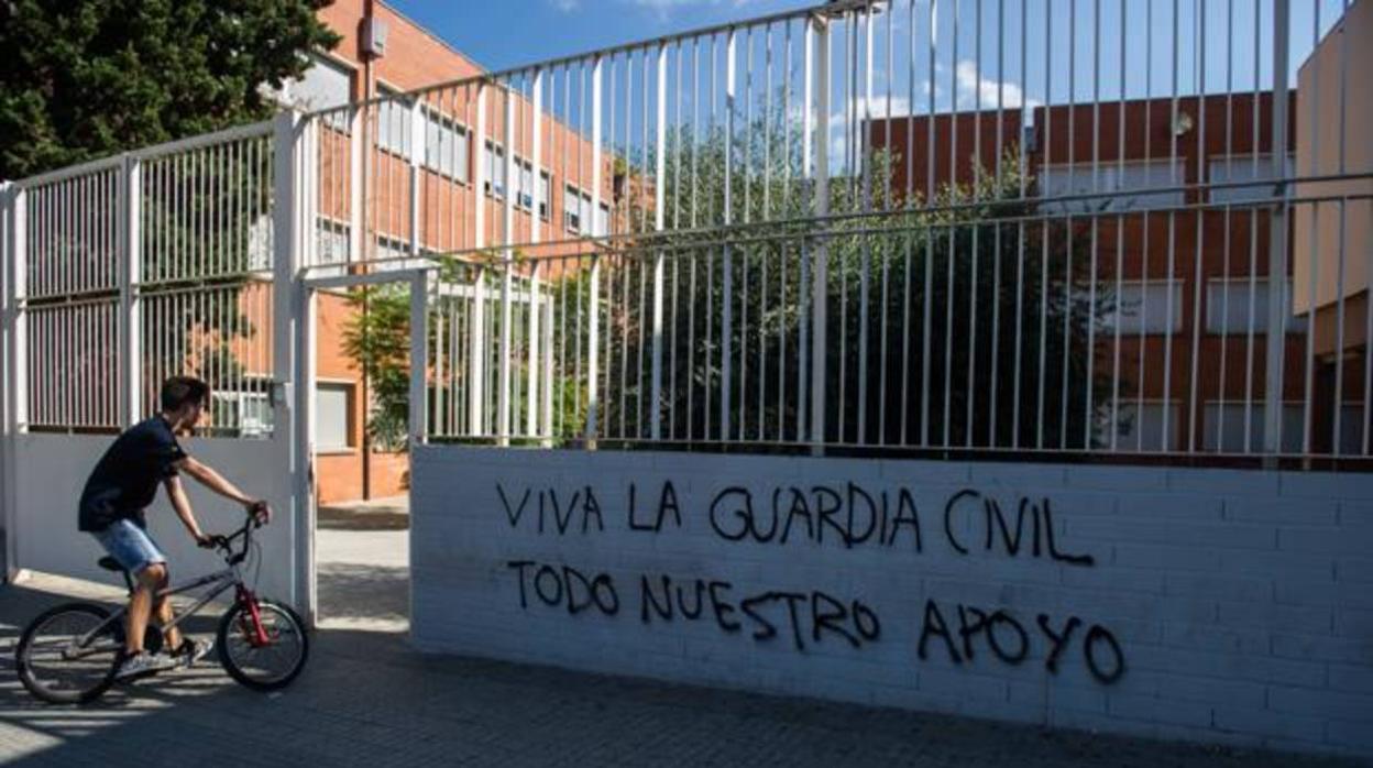 Pintadas a favor de la Guardia Civil en el instituto El Palau de Sant Andreu de la Barca