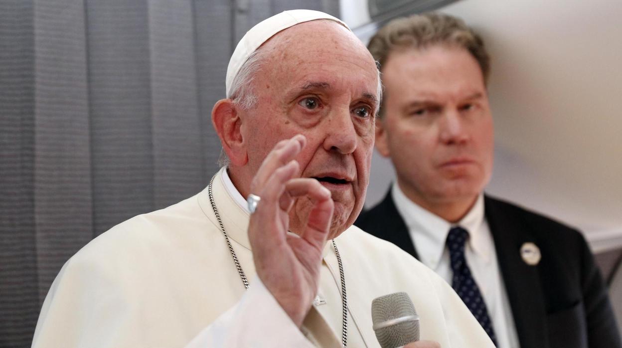 Francisco durante la rueda de prensa en el viaje de vuelta a Roma