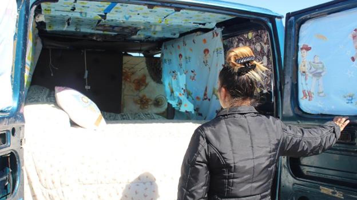 Esther Amaya Jiménez enseña la furgoneta, donde duermen desde hace cinco meses.