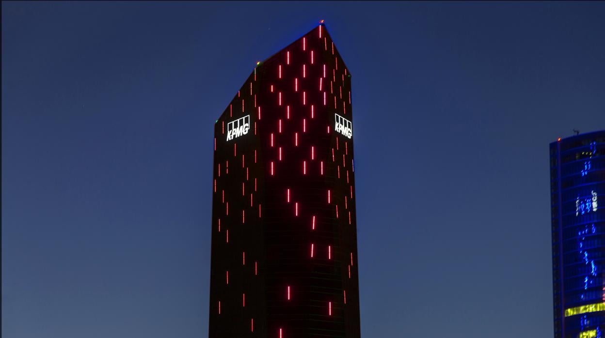 KPMG ilumina la Torre de Cristal de rojo por el Día Mundial del Corazón