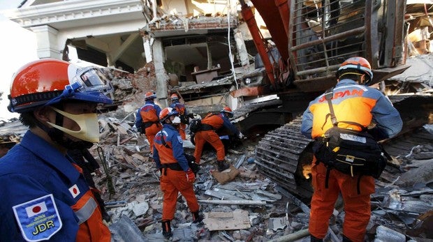Más de 350 muertos por un tsunami en Indonesia y un fuerte terremoto de 7,5 grados