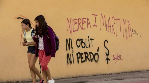 La familia materna saca fuerzas y despide a las niñas de Castellón en su colegio