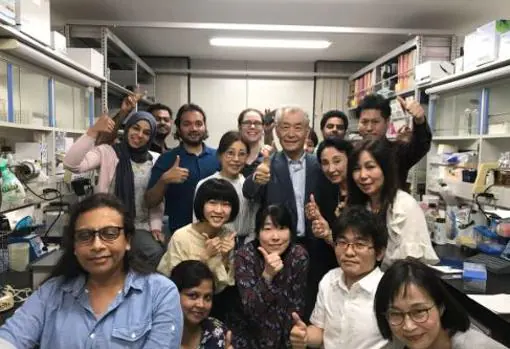 Tasuku Honjo celebra el Nobel con su equipo