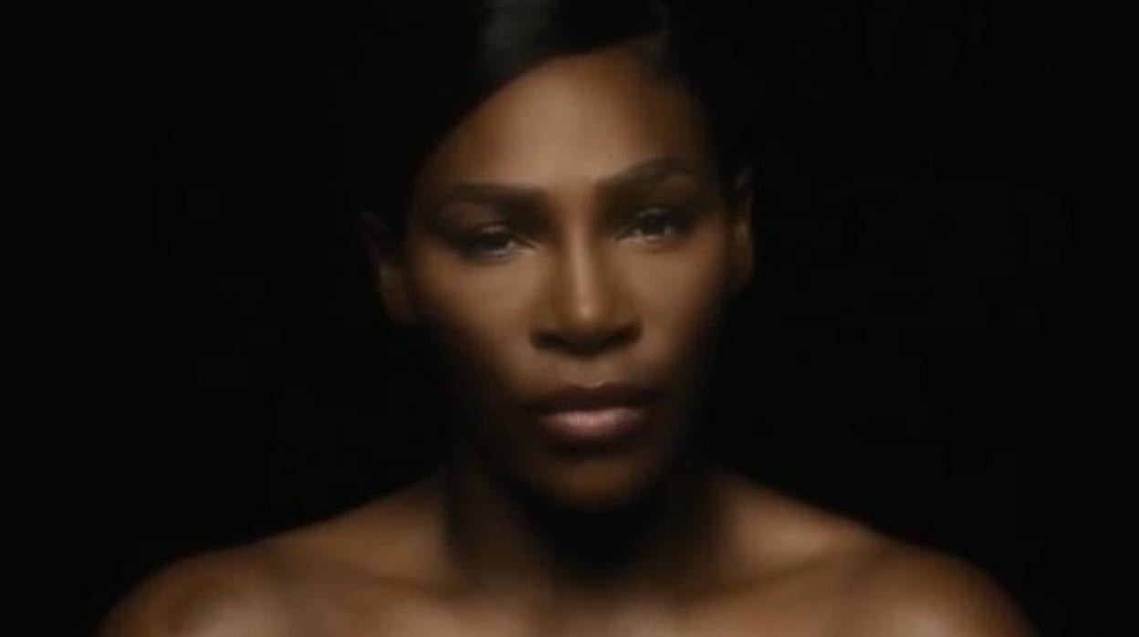 Serena Williams canta en toples contra el cáncer de mama