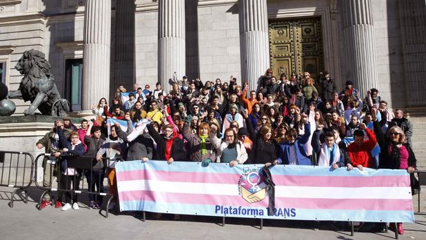 Los transexuales inician una huelga de hambre para que Unidos Podemos tramite su ley