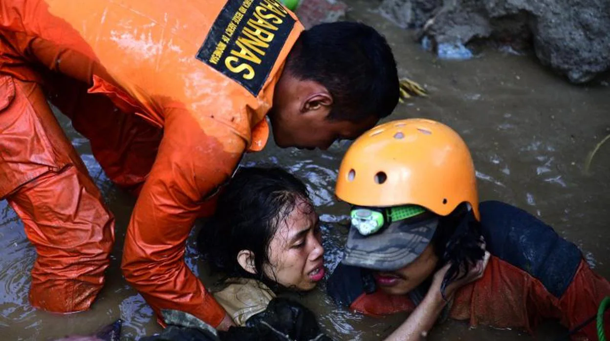 Una mujer es rescatada por los servicios de emergencias en Palau, Indonesia