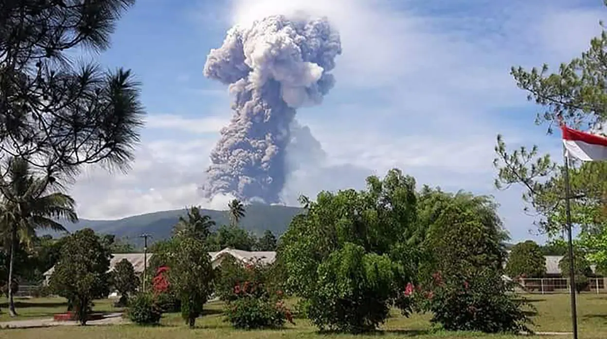 El volcán Soputan ha entrado en erupción