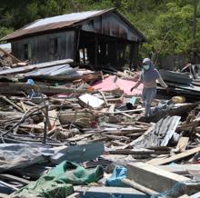 En el pueblo de Loli Saluram, barrido por el tsunami a medio camino entre Palu y Donggala, solo han quedado en pie la mezquita y unas pocas casas