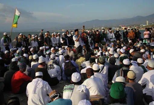 Varios grupos islamistas celebraron un acto en recuerdo de las víctimas en la playa de Talise, arrasada por el tsunami.