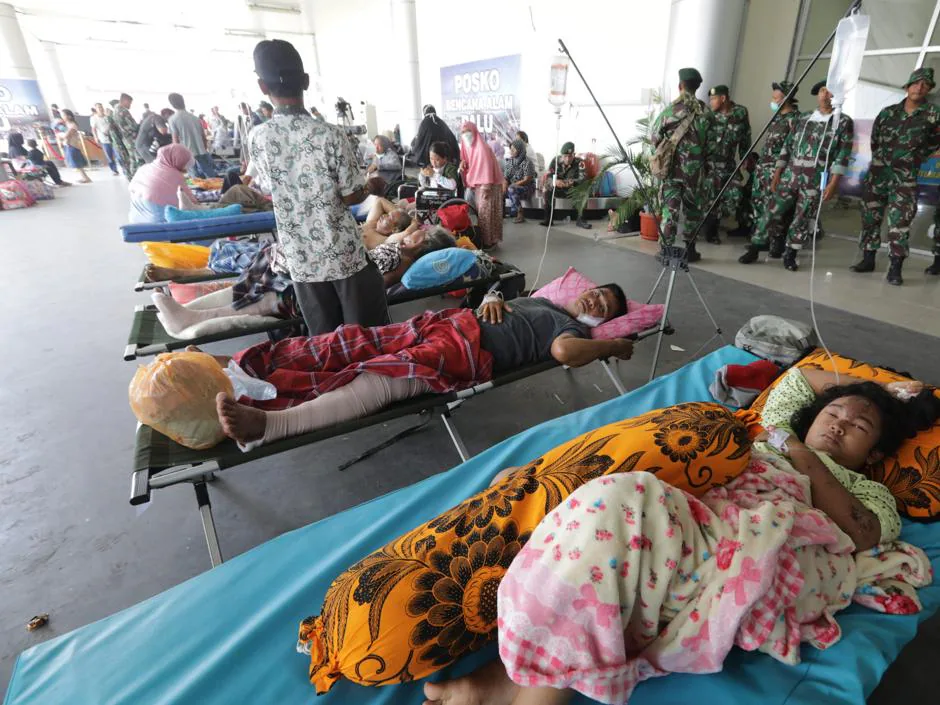 Sobrevivientes del terremoto y el tsunami en la ciudad de Palu (Indonesia), esperando a ser trasladados por los militares