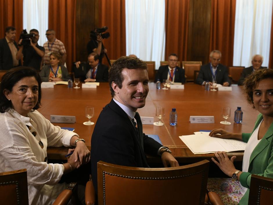 El presidente del PP, Pablo Casado, junto a la portavoz de Educación, Sandra Moneo, a la izquierda de la imagen, y la portavoz parlamentaria, Dolors Montserrat