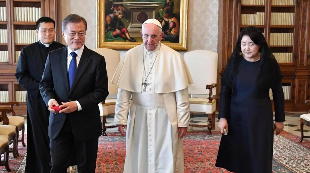 El Papa Francisco recibe al presidente surcoreano, Moon Jae-in, y a su mujer, Kim Jung-sook