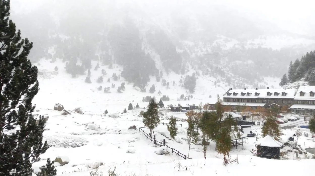 Estación de esquí de fondo de Los Llanos del Hospital, en Benasque, con las primeras nieves de la temporada