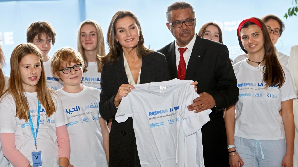 Doña Letizia, este martes, junto al director general de la OMS, Tedros Adhanom Ghebreyesus, y un grupo de niños