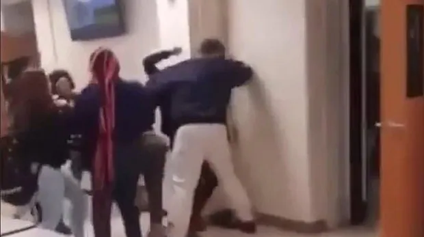 Brutal paliza de unos alumnos al subdirector de un colegio cuando intentaba parar una pelea