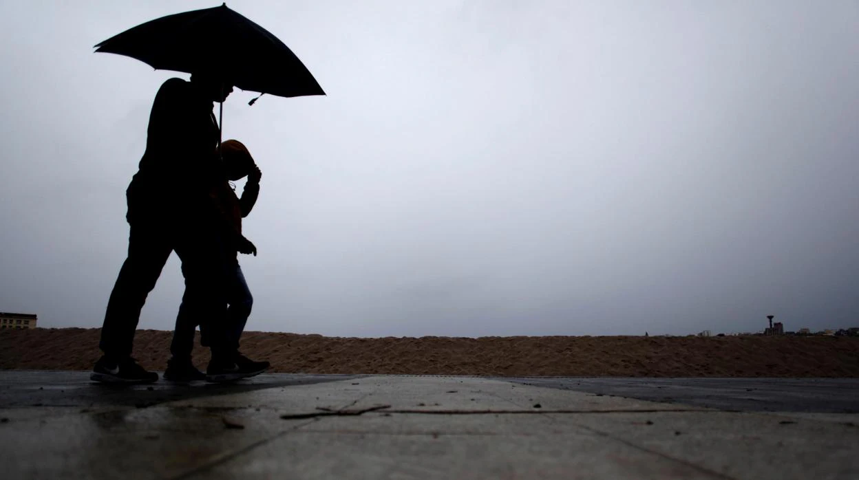 Dos personas caminan bajo la lluvia, esta semana en La Coruña