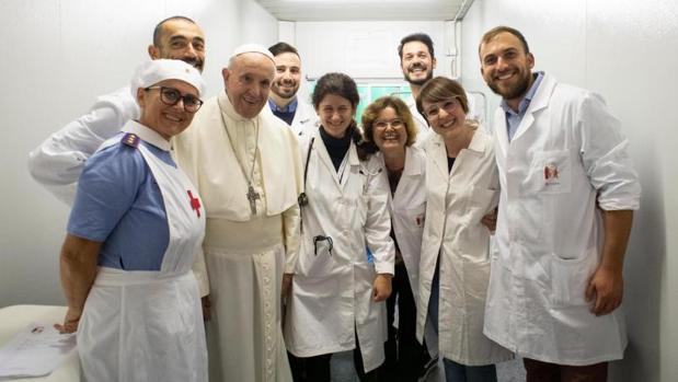 El Papa urge a «reconocer más la aportación femenina en la investigación de la teología»