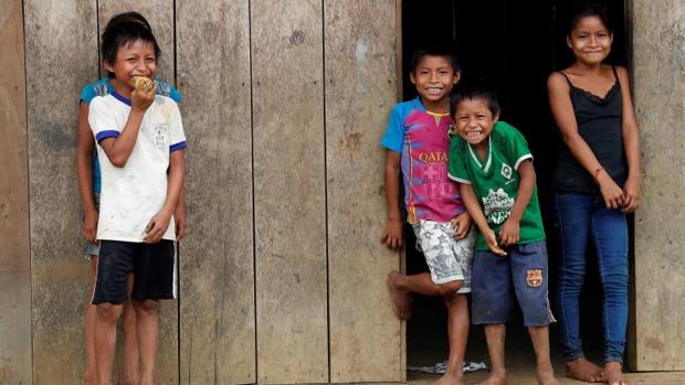 Un grupo de niños en Barranca, un poblado de la Amazonia Peruana