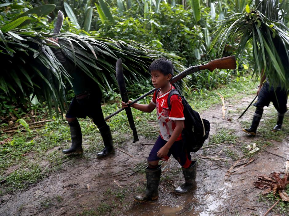 Los campesinos de Barranca en la Amazonia Peruana regresan a su poblado tras un día de caza