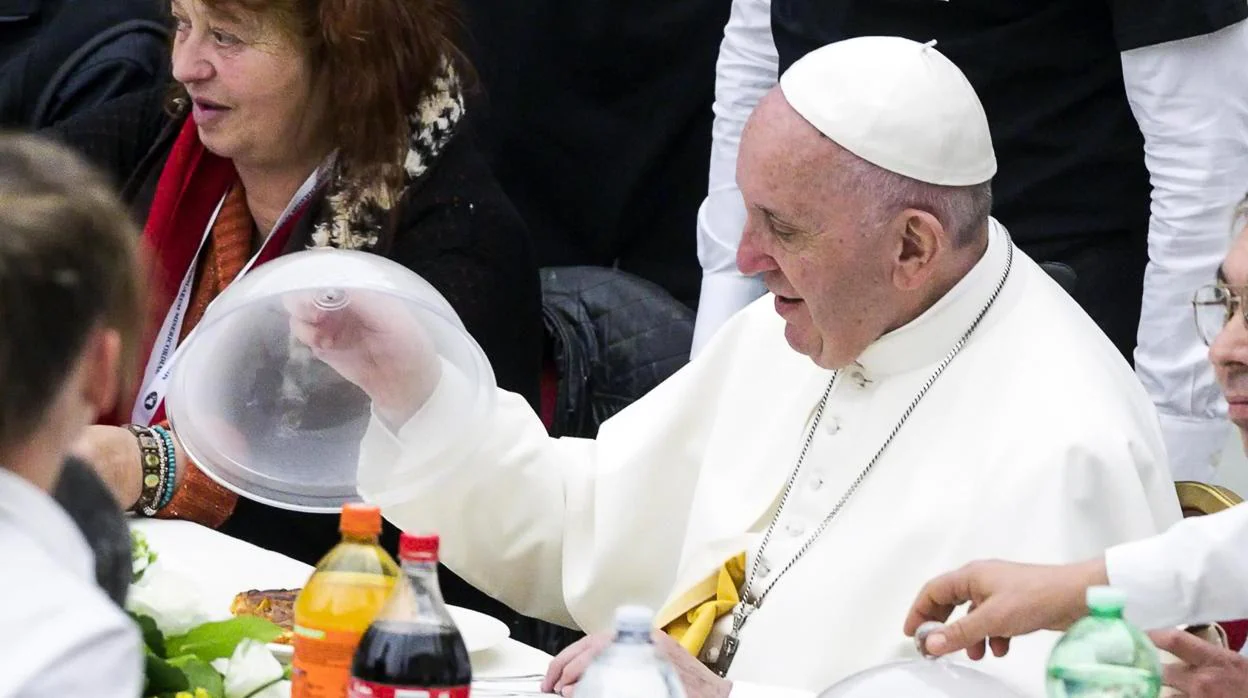 El Papa Francisco, durante el almuerzo que ha compartido con 1.500 indigentes