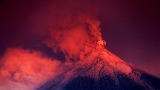 El Volcán de Fuego entra en erupción y obliga a evacuar a casi 4.000 personas en Guatemala