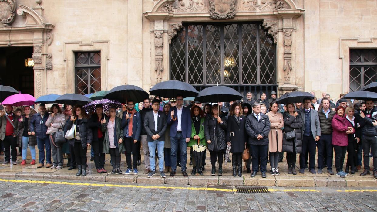 Imagen del minuto de silencio que ha tenido lugar este lunes ante el Ayuntamiento de Palma.