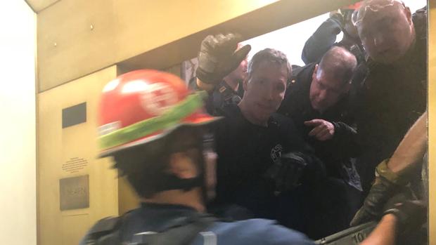 Un ascensor con seis personas dentro se desploma 84 pisos en Chicago