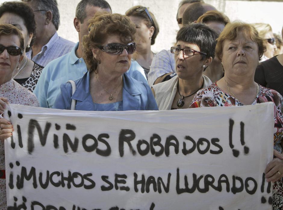 Manifestación en protesta por los casos de bebés robados