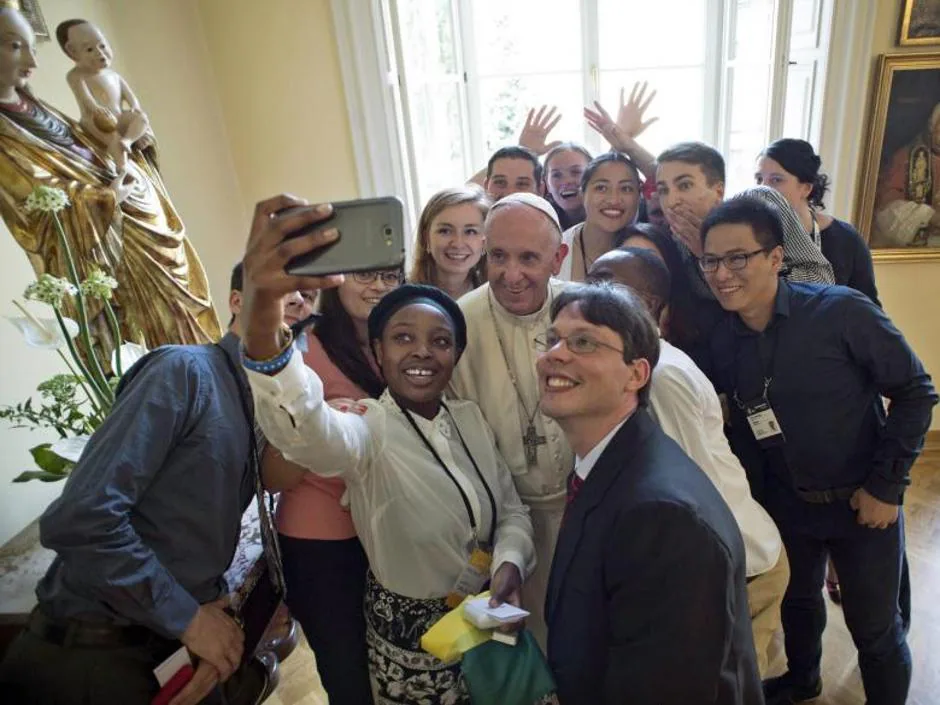 En una imagen de archivo, el Papa se fotografía junto a un grupo de jóvenes en Cracovia