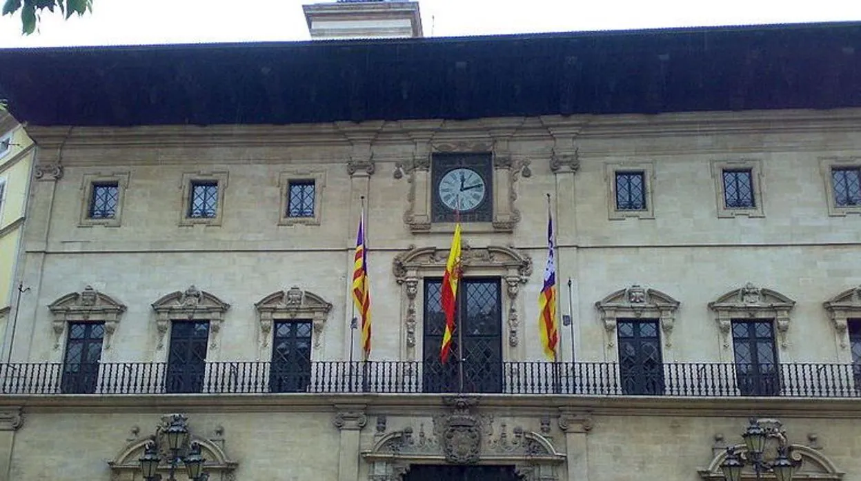 El Ayuntamiento de Palma despide a dos trabajadores por haber falsificado sus títulos de catalán