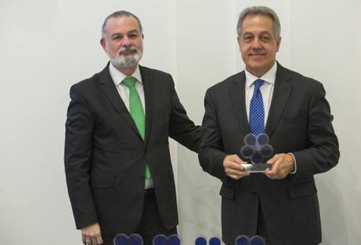 Jesús González (izq.), director de Aquí Europa, y José Miguel Luengo, que recogió el galardón en nombre de Miguel Castillo