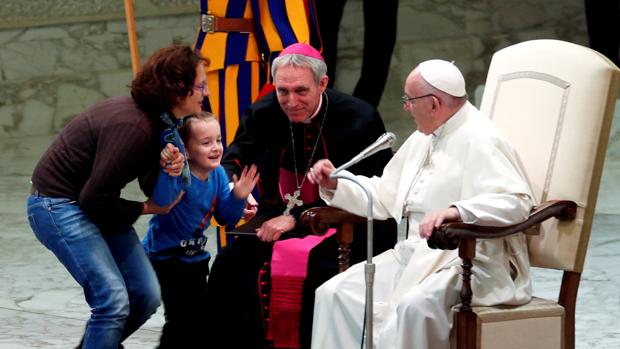 Un chiquillo mudo «argentino indisciplinado» y su hermanita roban la audiencia general del Papa