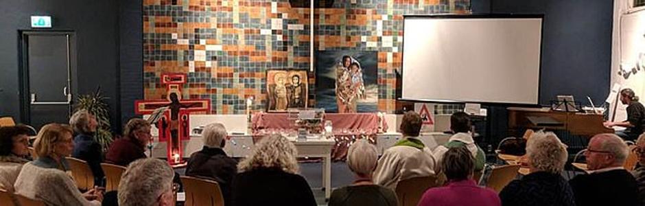Feligreses participan en el oficio religioso que se celebra ininterrumpidamente en la Parroquia de Bethel en La Haya