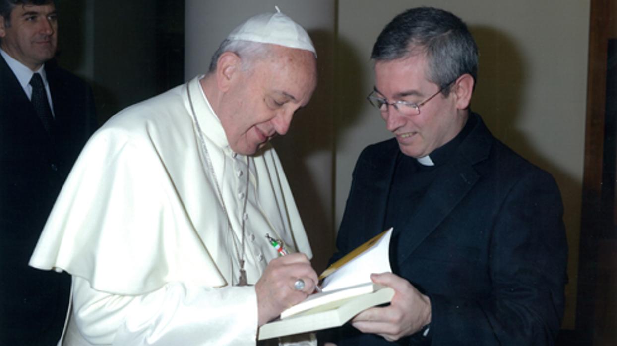 El Papa Francisco junto a Fernando Prado, autor del libro-entrevista