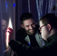 Javier y Víctor, mano a mano en la sala sensorial de la Fundación Juan XXIII Roncalli