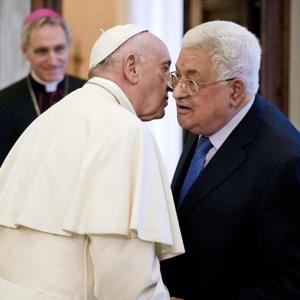 El Papa Francisco salud al presidente de Palestina, Mahmoud Abbas