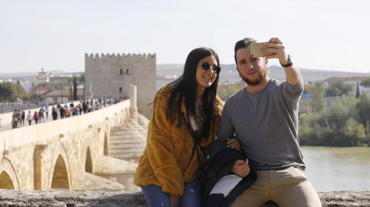 Una pareja de turistas en el casco histórico de Córdoba