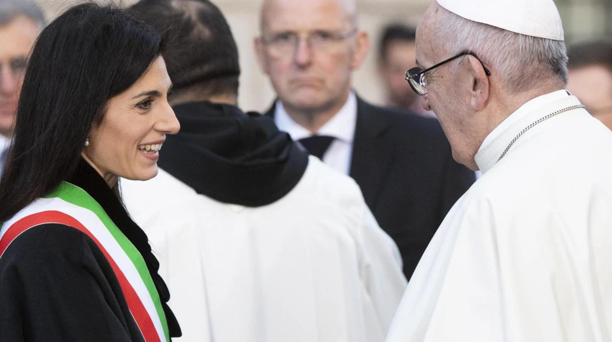 La alcaldesa de Roma saluda a Francisco tras la celebración de la Inmaculada Concepción