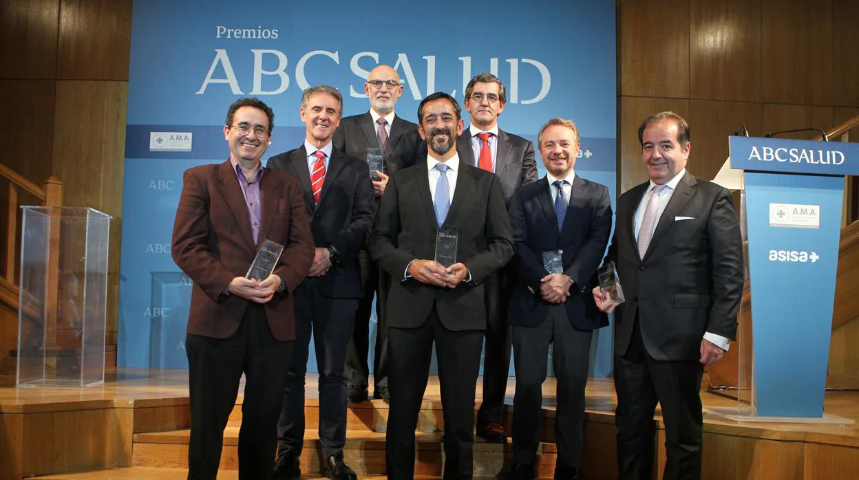 Foto de familia de los galardonados en la octava edición de los Premios ABC Salud